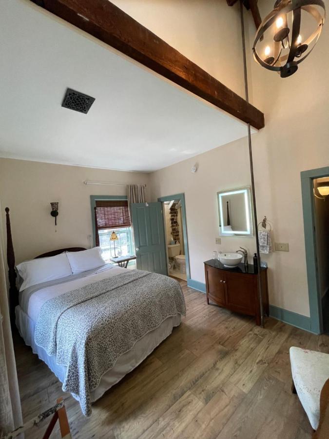 Carriage House Bed & Breakfast Уинона Экстерьер фото