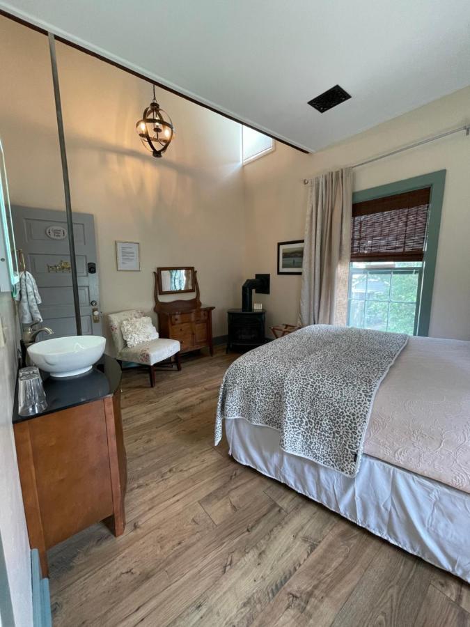 Carriage House Bed & Breakfast Уинона Экстерьер фото