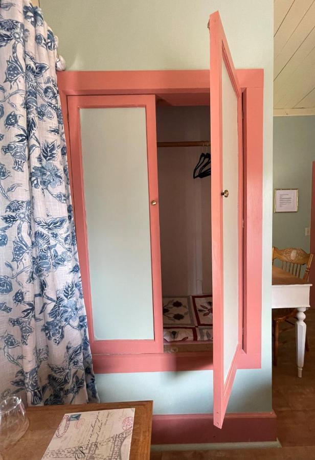 Carriage House Bed & Breakfast Уинона Экстерьер фото