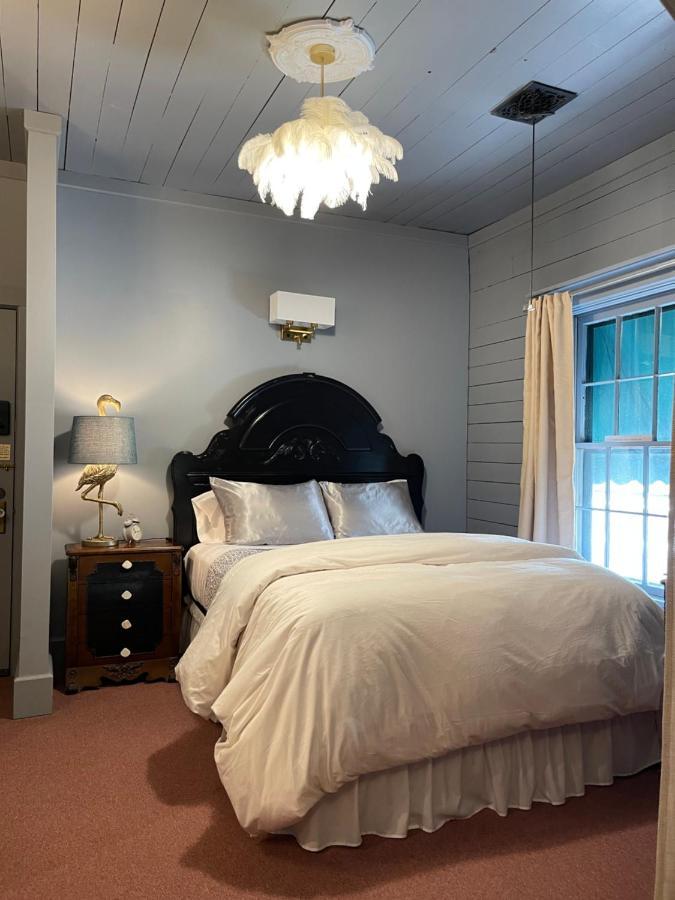 Carriage House Bed & Breakfast Уинона Экстерьер фото