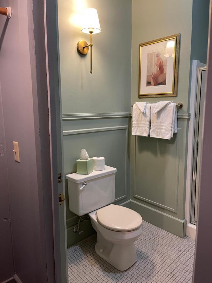 Carriage House Bed & Breakfast Уинона Экстерьер фото
