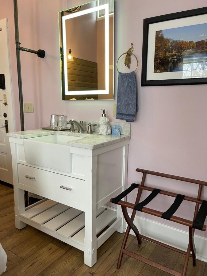 Carriage House Bed & Breakfast Уинона Экстерьер фото