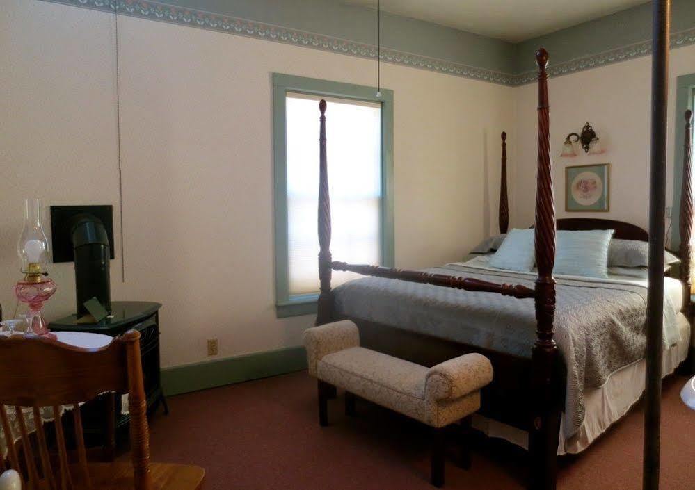 Carriage House Bed & Breakfast Уинона Экстерьер фото