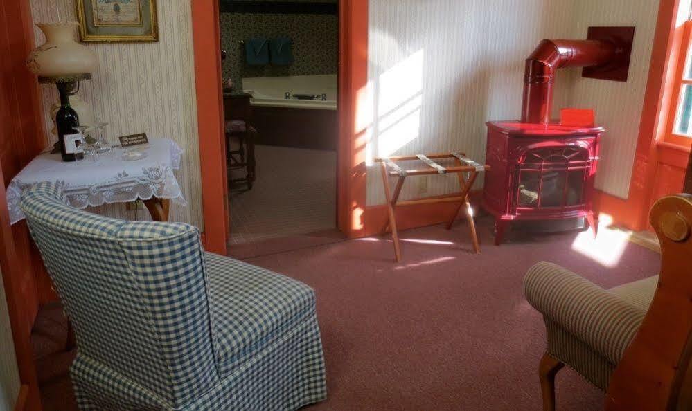 Carriage House Bed & Breakfast Уинона Экстерьер фото