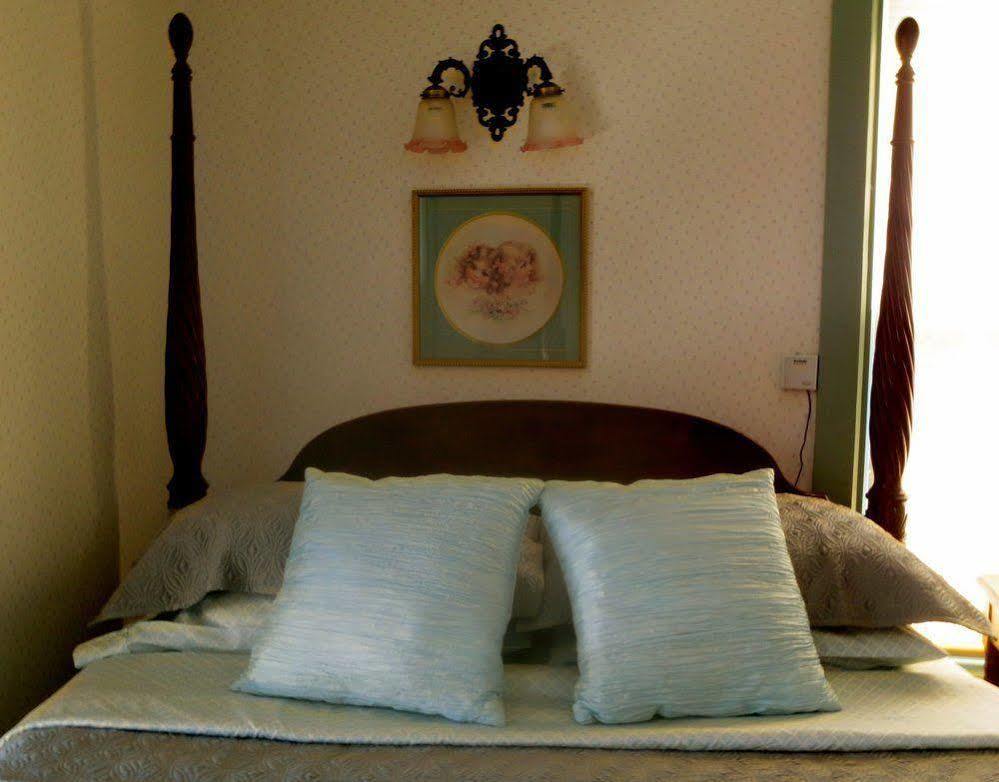 Carriage House Bed & Breakfast Уинона Экстерьер фото