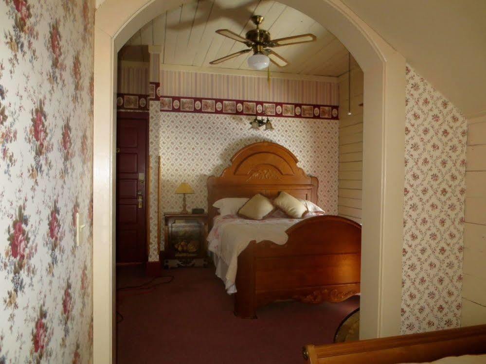 Carriage House Bed & Breakfast Уинона Экстерьер фото