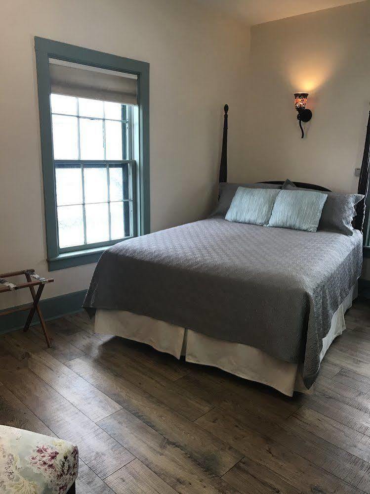 Carriage House Bed & Breakfast Уинона Экстерьер фото