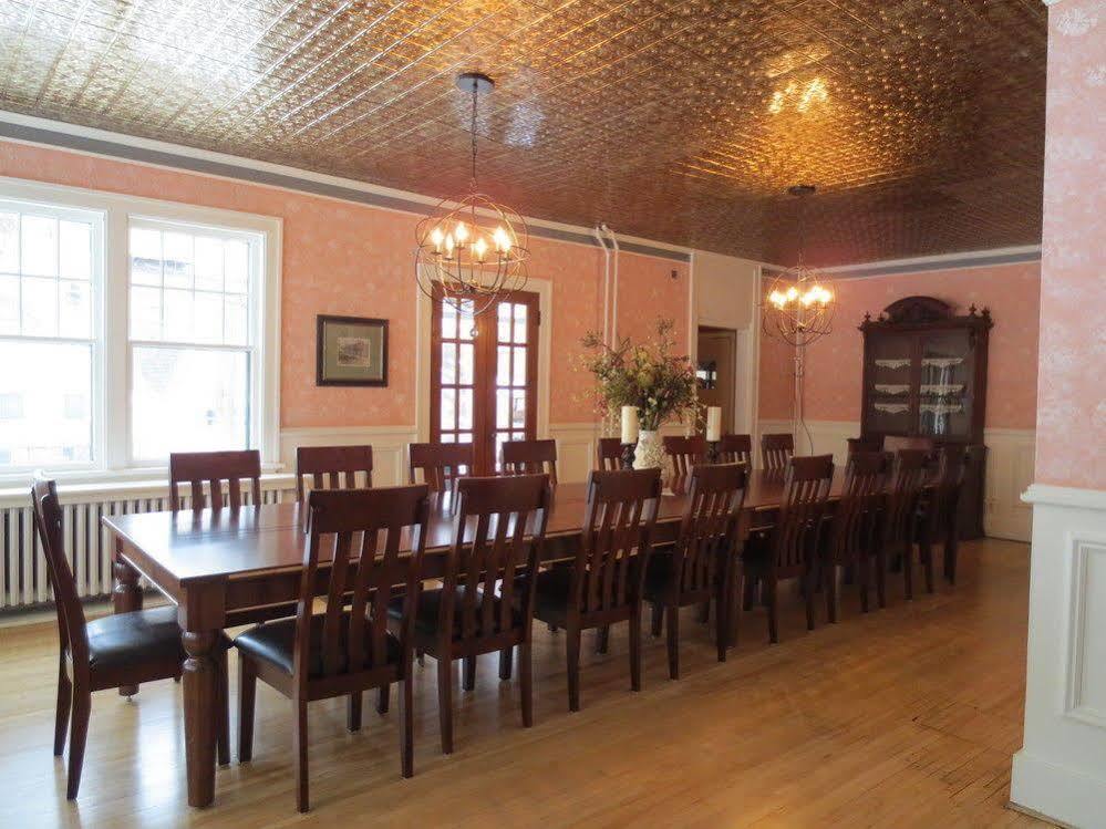 Carriage House Bed & Breakfast Уинона Экстерьер фото