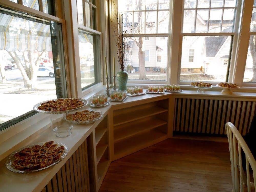 Carriage House Bed & Breakfast Уинона Экстерьер фото